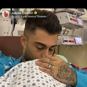 Jessica Thivenin et Thibault Garcia font un peau à peau avec leur fils Maylone (19 octobre 2019).