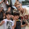 Céline Dion s'est rendue chez l'opticien Meyrowitz avec ses jumeaux Eddy et Nelson pour s'acheter une paire de lunettes de soleil avant de rentrer à l'hôtel Royal Monceau à Paris le 17 juillet 2017.