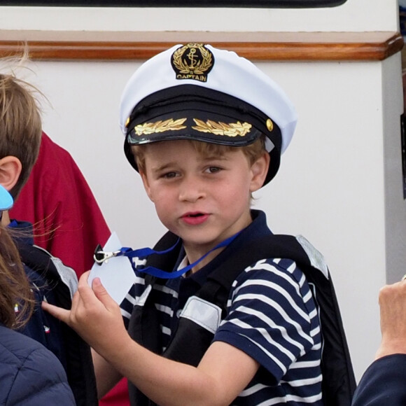 Le prince George et la princesse Charlotte de Cambridge sur un bateau lors de la King's Cup à Cowes le 8 août 2019.