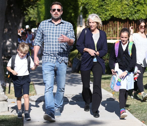 Ben Affleck et sa mère Christine Anne Boldt vont chercher les enfants à l'école à Los Angeles le 18 octobre 2019.