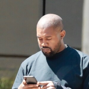 Exclusif - Kanye West à la sortie de son bureau accompagné d'un de ses assistants après un rendez-vous d'affaires dans le quartier de Calabasas à Los Angeles, le 26 août 2019