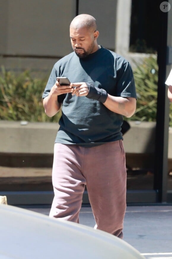Exclusif - Kanye West à la sortie de son bureau accompagné d'un de ses assistants après un rendez-vous d'affaires dans le quartier de Calabasas à Los Angeles, le 26 août 2019