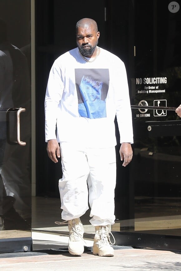 Exclusif - Kanye West à la sortie d'un rendez-vous d'affaires sur le projet architectural Yeezy, qui s'intitulera Yeezy Home à Calabasas, Los Angeles.