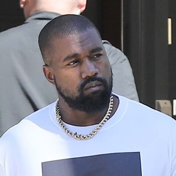 Exclusif - Kanye West à la sortie d'un rendez-vous d'affaires sur le projet architectural Yeezy, qui s'intitulera Yeezy Home à Calabasas, Los Angeles, le 5 août 2019.
