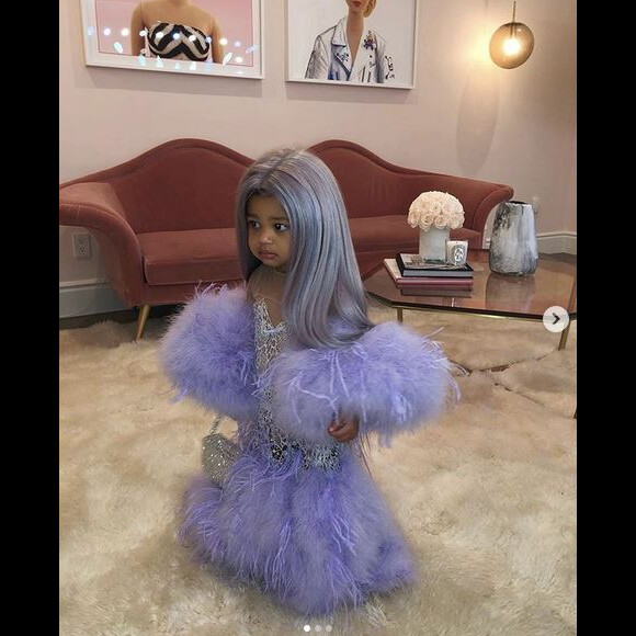 Stormi Webster, la fille de Kylie Jenner et Travis Scott, déguisée en Kylie Jenner au Met Gala 2019 pour Halloween. Los Angeles, le 27 octobre 2019.