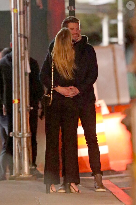 Exclusif -Liam Hemsworth et sa nouvelle compagne Maddison Brown se câlinent et s'embrassent dans les rues de New York. Les tourtereaux ont passé la soirée dans le bar The Flower Shop avant de rejoindre le 'Alley Cat Amateur Theatre', le 12 octobre 2019.