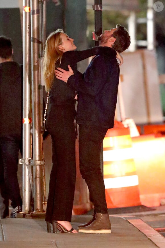 Exclusif - Liam Hemsworth et sa nouvelle compagne Maddison Brown se câlinent et s'embrassent dans les rues de New York. Les tourtereaux ont passé la soirée dans le bar The Flower Shop avant de rejoindre le 'Alley Cat Amateur Theatre', le 12 octobre 2019.