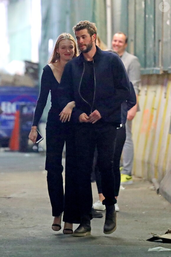 Exclusif - Liam Hemsworth et sa nouvelle compagne Maddison Brown se câlinent et s'embrassent dans les rues de New York. Les tourtereaux ont passé la soirée dans le bar The Flower Shop avant de rejoindre le 'Alley Cat Amateur Theatre', le 12 octobre 2019.
