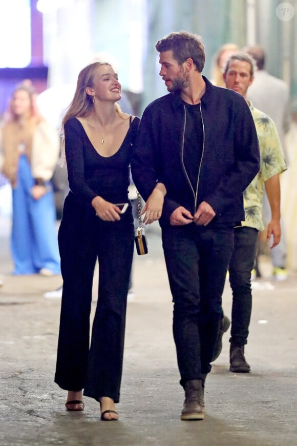 Exclusif - Liam Hemsworth et sa nouvelle compagne Maddison Brown se câlinent et s'embrassent dans les rues de New York. Les tourtereaux ont passé la soirée dans le bar The Flower Shop avant de rejoindre le 'Alley Cat Amateur Theatre', le 12 octobre 2019.