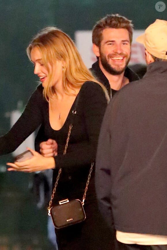 Exclusif - Liam Hemsworth et sa nouvelle compagne Maddison Brown se câlinent et s'embrassent dans les rues de New York. Les tourtereaux ont passé la soirée dans le bar The Flower Shop avant de rejoindre le 'Alley Cat Amateur Theatre', le 12 octobre 2019.