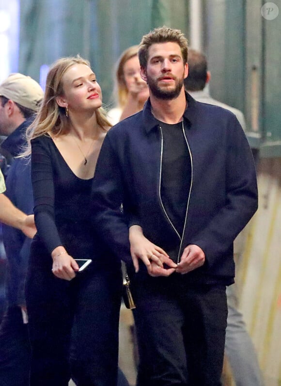 Exclusif - Liam Hemsworth et sa nouvelle compagne Maddison Brown se câlinent et s'embrassent dans les rues de New York. Les tourtereaux ont passé la soirée dans le bar The Flower Shop avant de rejoindre le 'Alley Cat Amateur Theatre', le 12 octobre 2019.