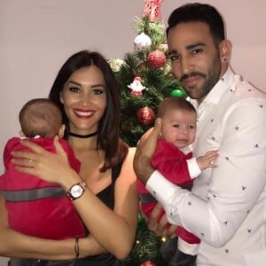 Sidonie Biémont et Adil Rami, premier Noël avec leurs jumeaux Zayn et Madi, décembre 2016.