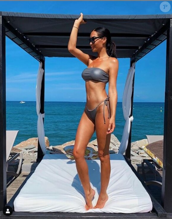 Sidonie Biémont en bikini pendant ses vacances, révèle ses secrets bonheur sur Instagram le 18 août 2019.