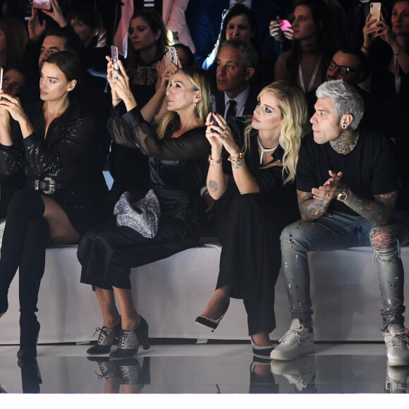 Bruna Marquezine, Irina Shayk, Sarah Jessica Parker, Chiara Ferragni et son mari Fedez assistent au défilé de mode Intimissimi White Cabaret "La Premiére" à Vérone en Italie, le 29 octobre 2019.
