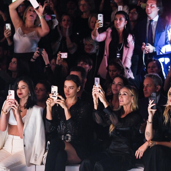 Bruna Marquezine, Irina Shayk, Sarah Jessica Parker, Chiara Ferragni et son mari Fedez assistent au défilé de mode Intimissimi White Cabaret "La Premiére" à Vérone en Italie, le 29 octobre 2019.