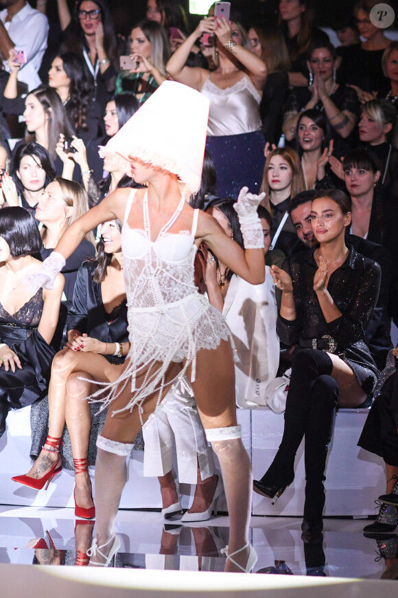 Bruna Marquezine, Irina Shayk, Sarah Jessica Parker, Chiara Ferragni et son mari Fedez assistent au défilé de mode Intimissimi White Cabaret "La Premiére" à Vérone en Italie, le 29 octobre 2019.