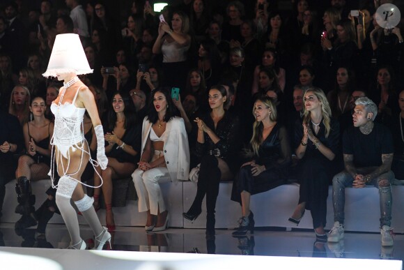 Bruna Marquezine, Irina Shayk, Sarah Jessica Parker, Chiara Ferragni et son mari Fedez assistent au défilé de mode Intimissimi White Cabaret "La Premiére" à Vérone en Italie, le 29 octobre 2019.