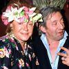 Archives - La chanteuse Régine avec Serge Gainsbourg et sa compagne Bambou chez Régine, à la soirée Carnaval des Îles. Le 9 mars 1988.