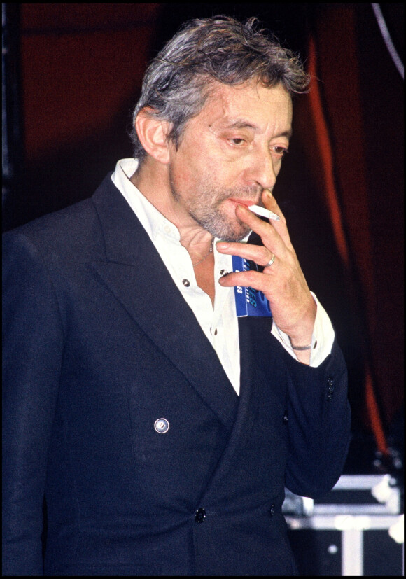 Archives - Serge Gainsbourg fumant une cigarette. Février 1984.