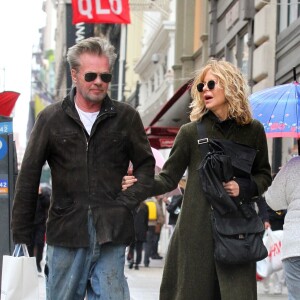 Meg Ryan et son compagnon John Mellencamp font du shopping à New York le 30 avril 2018.