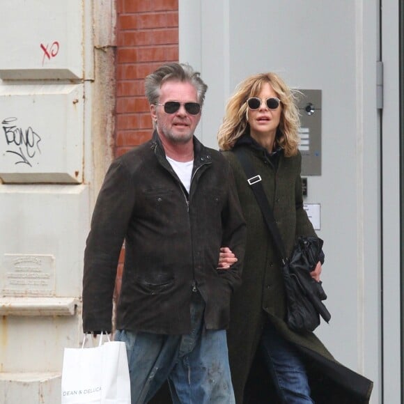 Meg Ryan et son compagnon John Mellencamp font du shopping à New York le 30 avril 2018.