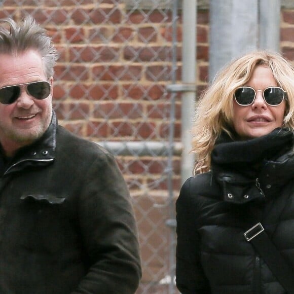 Exclusive - Meg Ryan et son compagnon John Mellencamp se baladent en amoureux dans les rues de New York, le 17 avril 2018.