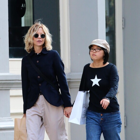 Meg Ryan se promène avec sa fille Daisy à New York le 2 novembre 2017.