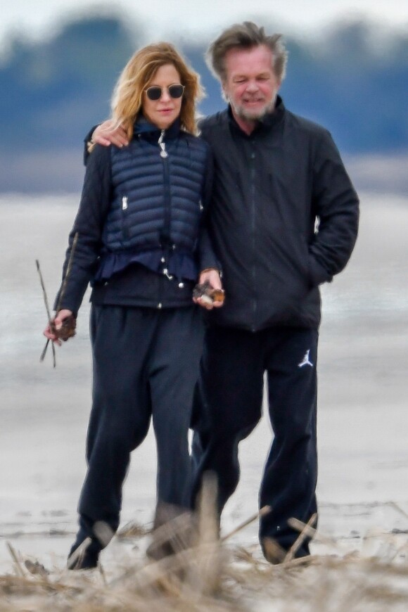 Exclusif - Meg Ryan et son fiancé John Mellencamp se baladent en famille sur une plage de l'île de Daufuskie en Caroline du Sud. Le 4 avril 2019.