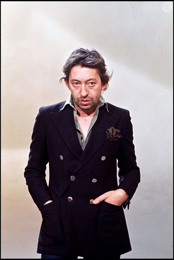 Archives - Serge Gainsbourg sur un plateau de télévision. Photo non datée.