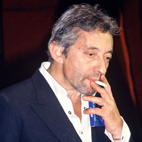 Archives - Serge Gainsbourg fumant une cigarette. Février 1984.