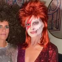 Laeticia Hallyday en Bowie Ziggy, Joy l'ange et Jade la diablesse pour Halloween