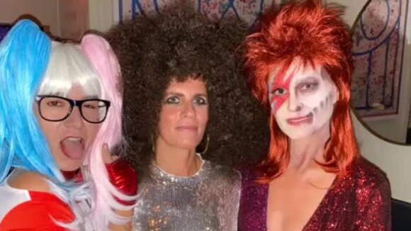 Laeticia Hallyday en Bowie Ziggy, Joy l'ange et Jade la diablesse pour Halloween