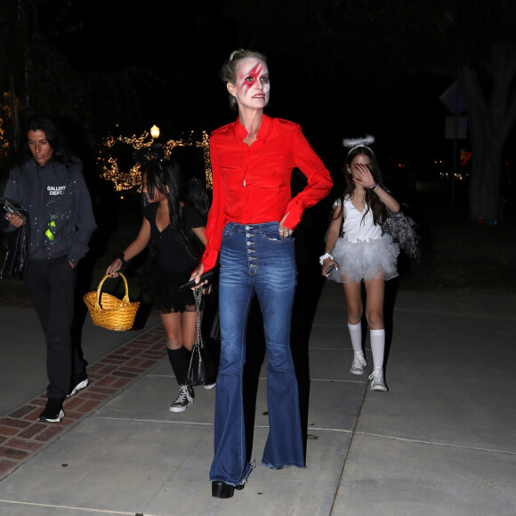 Laeticia Hallyday et sa fille Joy en pleine chasse aux bonbons dans le quartier de Pacific Palisades à Los Angeles pour Halloween, le 31 octobre 2019, en compagnie de Marilyne Issartier et d'Hortense d'Estève.