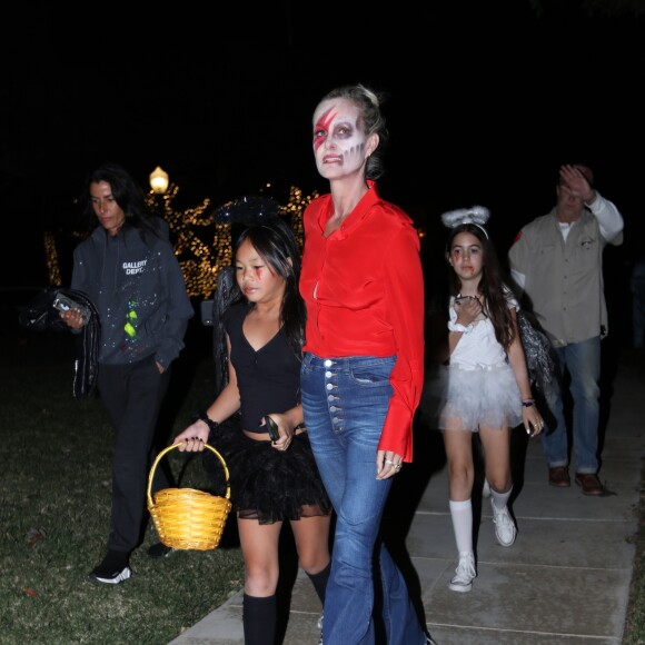 Laeticia Hallyday et sa fille Joy en pleine chasse aux bonbons dans le quartier de Pacific Palisades à Los Angeles pour Halloween, le 31 octobre 2019, en compagnie de Marilyne Issartier et d'Hortense d'Estève.