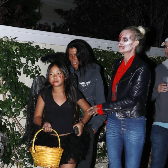 Laeticia Hallyday et sa fille Joy en pleine chasse aux bonbons dans le quartier de Pacific Palisades à Los Angeles pour Halloween, le 31 octobre 2019, en compagnie de Marilyne Issartier et d'Hortense d'Estève.
