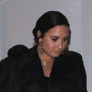 Demi Lovato se cache des photographes à la sortie du restaurant Craig à West Hollywood, le 5 mars 2019