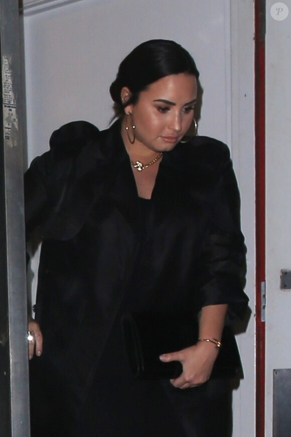 Demi Lovato se cache des photographes à la sortie du restaurant Craig à West Hollywood, le 5 mars 2019