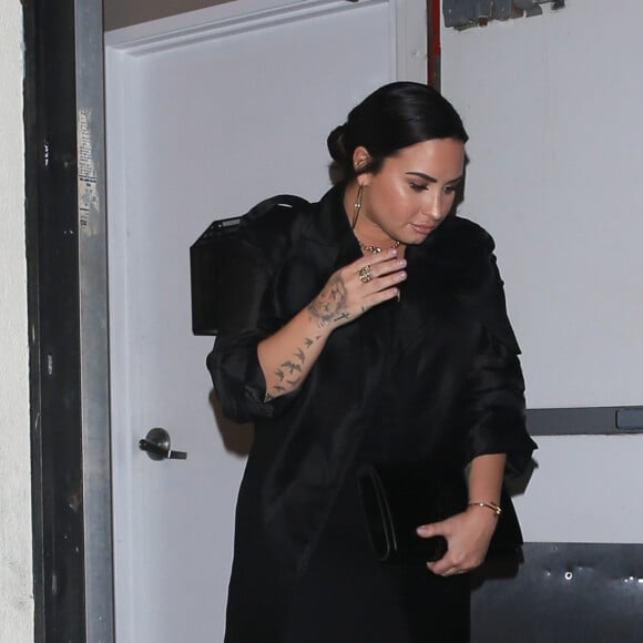 Demi Lovato se cache des photographes à la sortie du restaurant Craig à West Hollywood, le 5 mars 2019