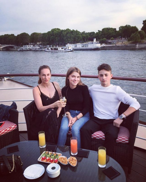 Vanessa Demouy en sortie avec son fils et l'amoureuse de celui-ci, à Paris, le 10 juillet 2019