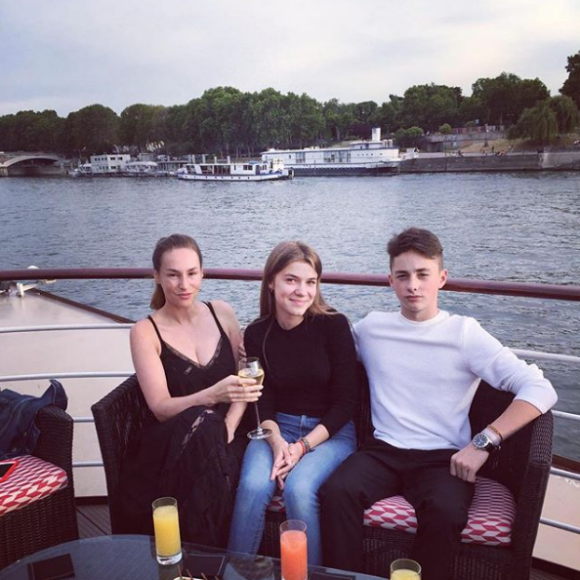 Vanessa Demouy en sortie avec son fils et l'amoureuse de celui-ci, à Paris, le 10 juillet 2019