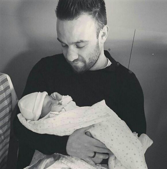 Mathieu Valbuena avec sa fille Léa, dont il a annoncé la naissance sur Instagram le 28 février 2016.