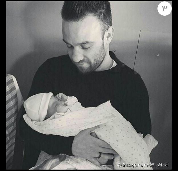 Mathieu Valbuena avec sa fille Léa, dont il a annoncé la naissance sur Instagram le 28 février 2016.