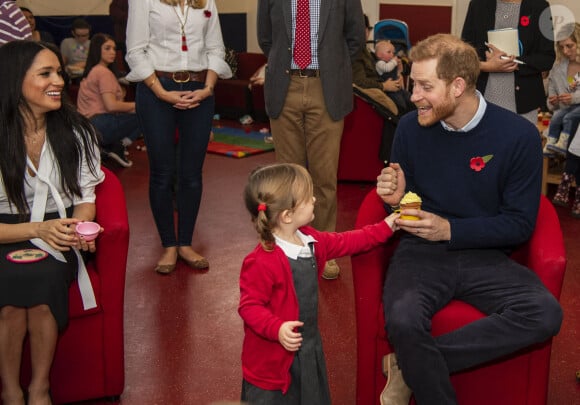 Meghan Markle et le prince Harry le mercredi 6 novembre 2019 au centre communautaire de Broom Farm, près de Windsor. Visite matinale inattendue où la duchesse a évoqué son fils Archie (6 mois).