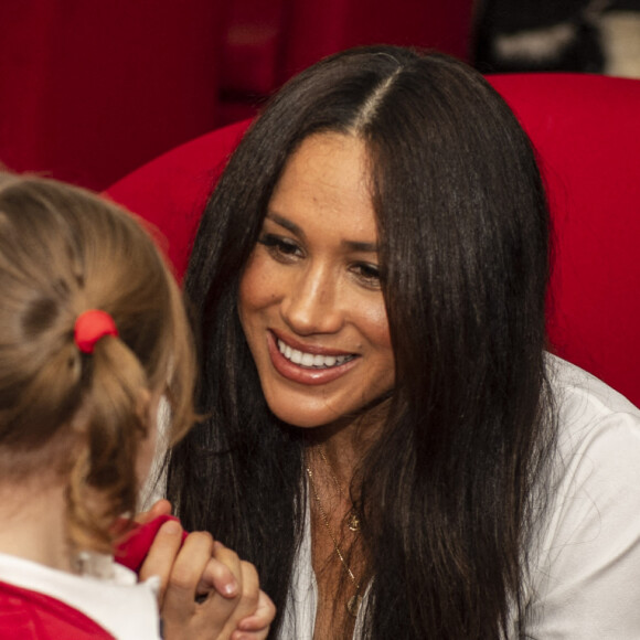 Meghan Markle et le prince Harry le mercredi 6 novembre 2019 au centre communautaire de Broom Farm, près de Windsor. Visite matinale inattendue où la duchesse a évoqué son fils Archie (6 mois).