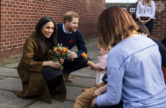 Meghan Markle et le prince Harry le mercredi 6 novembre 2019 au centre communautaire de Broom Farm, près de Windsor. Visite matinale inattendue où la duchesse a évoqué son fils Archie (6 mois).