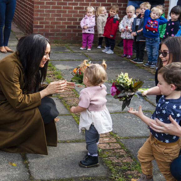 Meghan Markle et le prince Harry le mercredi 6 novembre 2019 au centre communautaire de Broom Farm, près de Windsor. Visite matinale inattendue où la duchesse a évoqué son fils Archie (6 mois).