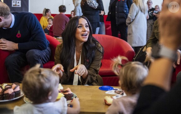 Meghan Markle et le prince Harry le mercredi 6 novembre 2019 au centre communautaire de Broom Farm, près de Windsor. Visite matinale inattendue où la duchesse a évoqué son fils Archie (6 mois).