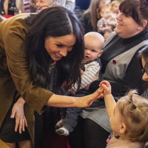 Meghan Markle et le prince Harry le mercredi 6 novembre 2019 au centre communautaire de Broom Farm, près de Windsor. Visite matinale inattendue où la duchesse a évoqué son fils Archie (6 mois).