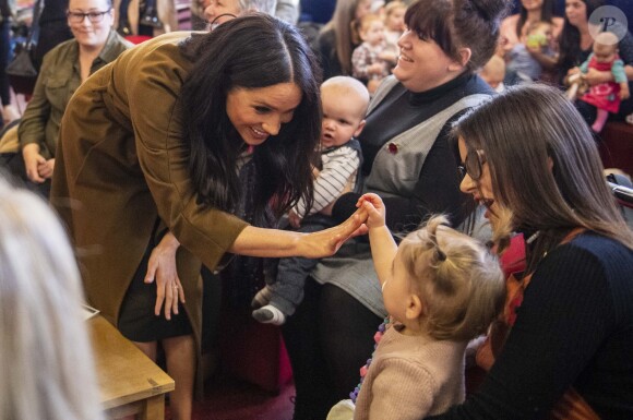 Meghan Markle et le prince Harry le mercredi 6 novembre 2019 au centre communautaire de Broom Farm, près de Windsor. Visite matinale inattendue où la duchesse a évoqué son fils Archie (6 mois).