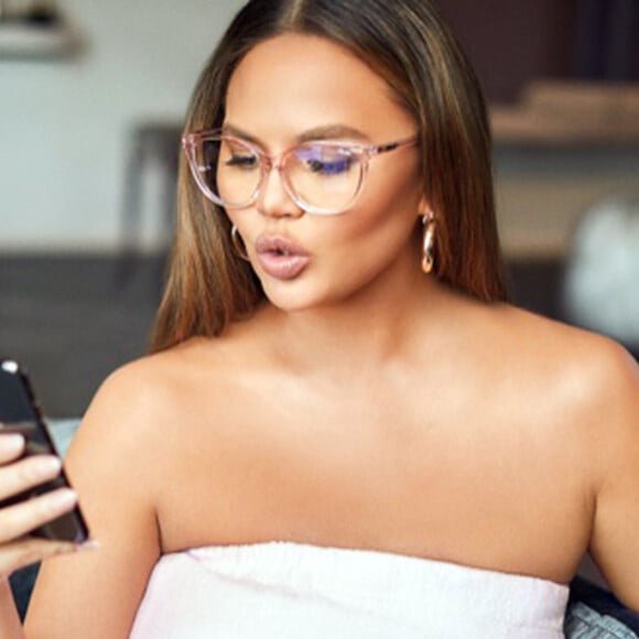 Chrissy Teigen pose pour sa collection de lunettes de soleil de la marque australienne Quay le 20 août 2019.